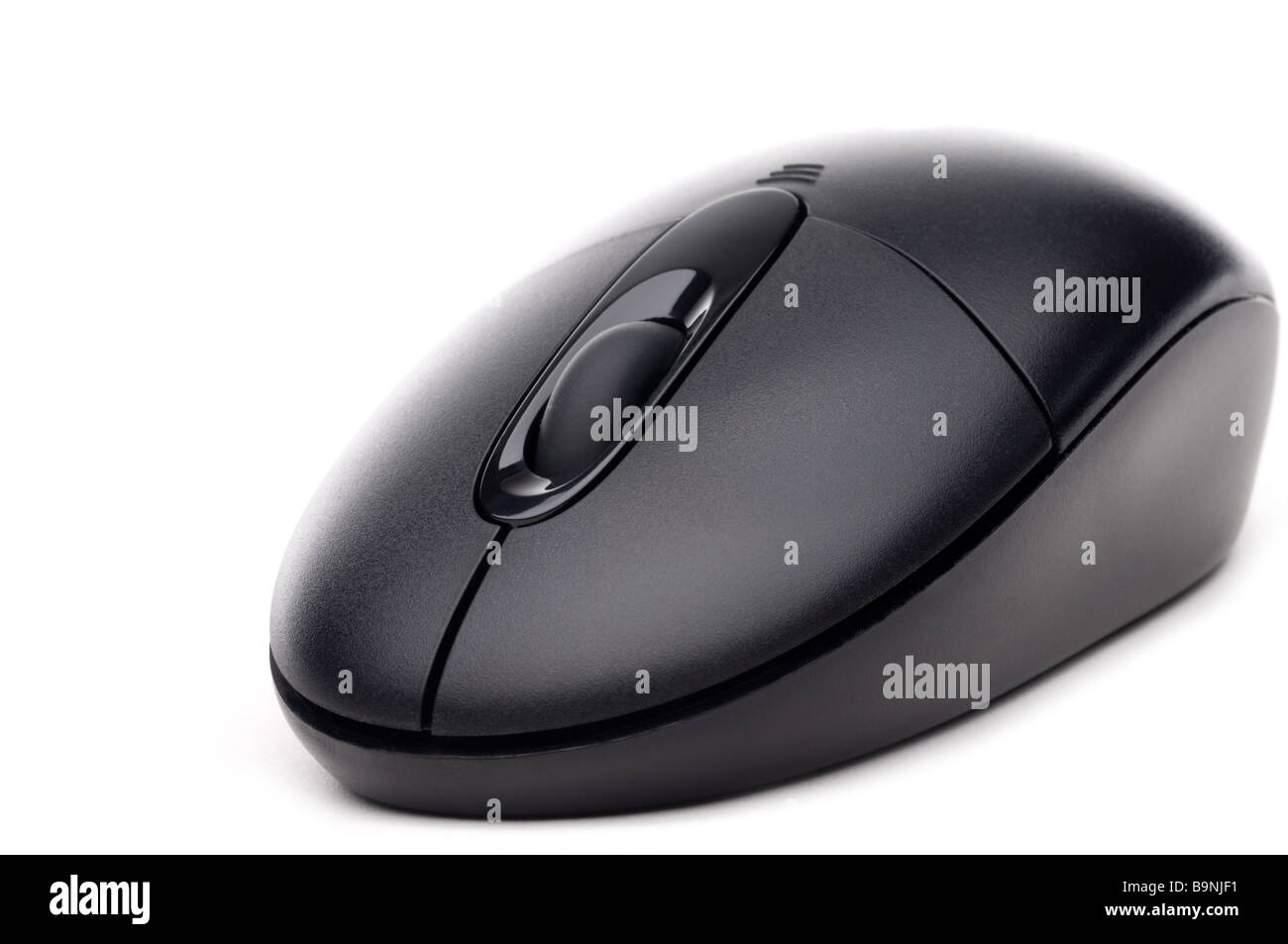 Un cordless nero mouse del computer su sfondo bianco Foto Stock