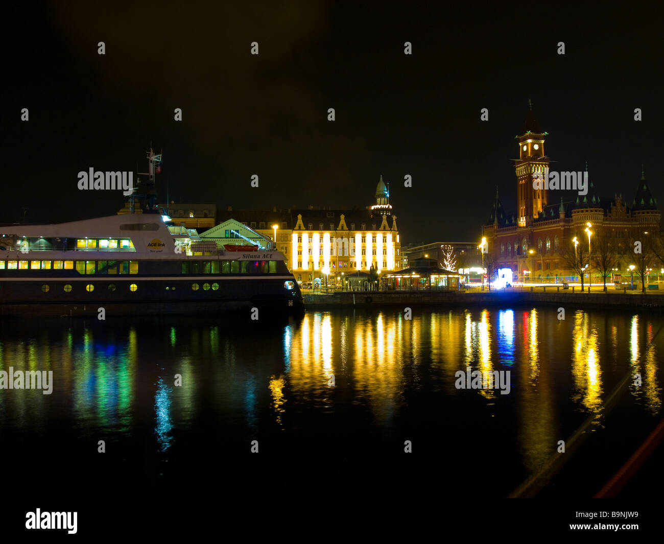 Di notte le luci cangianti a Helsingborg, Svezia. Foto Stock