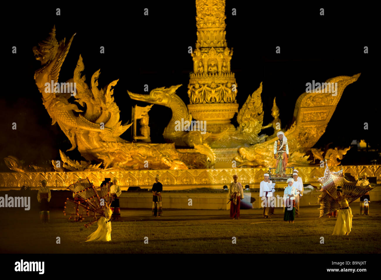 Khao Phansa (candela di cera e Festival) Ubon Ratachatani Thailandia candela & scultura di onore di Sua Maestà il Re Foto Stock