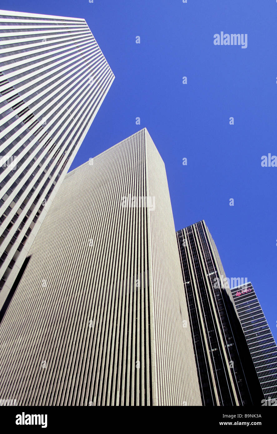 Edifici moderni di uffici di New York City sulla Sixth Avenue, (la Avenue of the Americas), (6th Avenue). Grattacieli di Midtown manhattan dal basso. Foto Stock