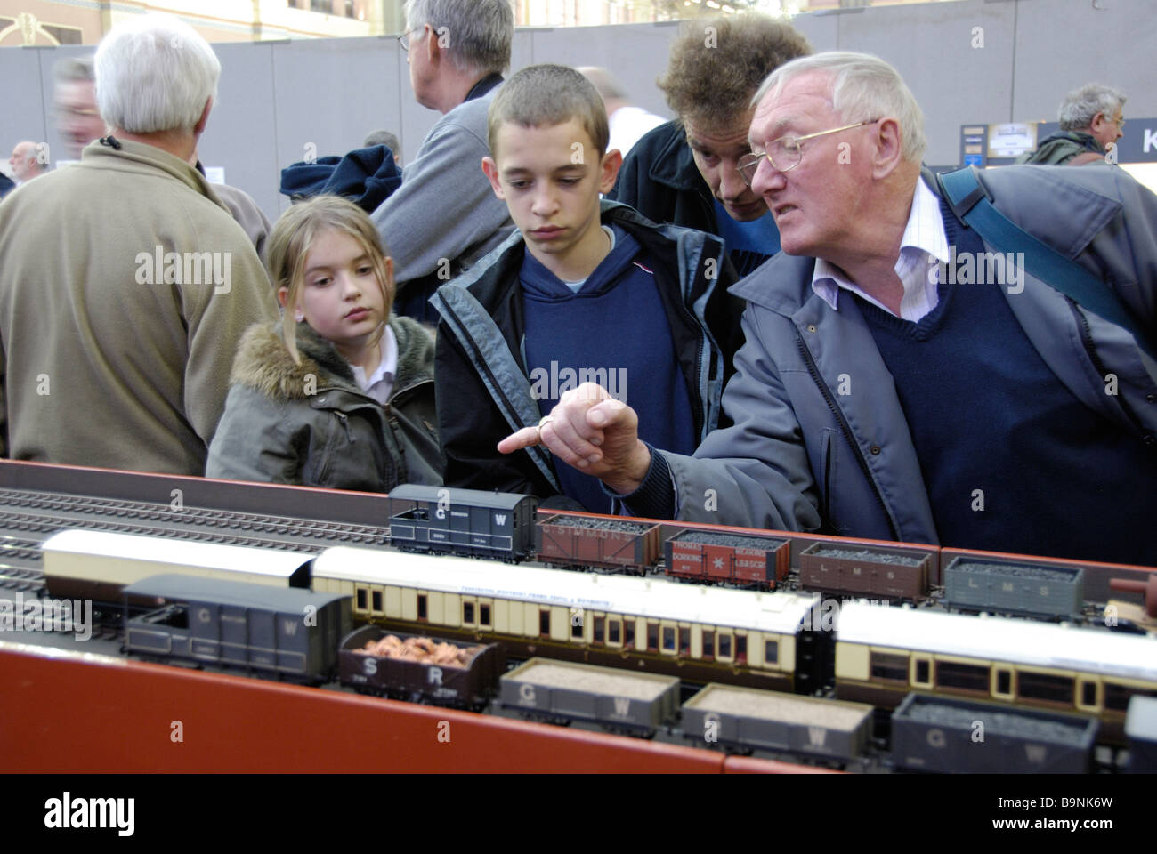 I bambini di tutte le età la visualizzazione di treni di modello a modello mostra ferroviaria Foto Stock