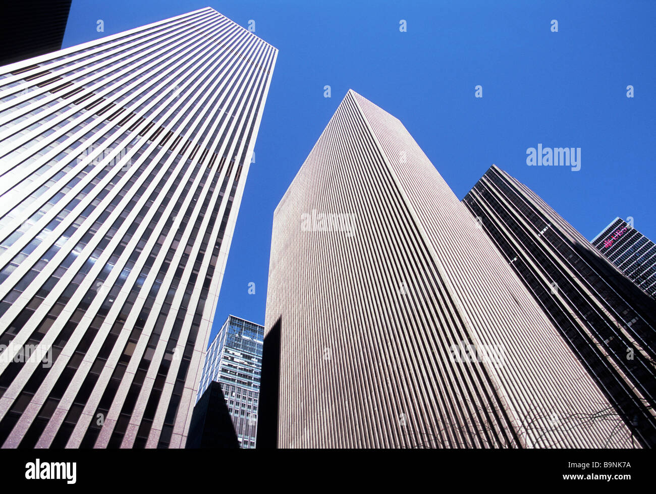 New York City Avenue of the Americas Sixth Avenue. Grattacieli parte del complesso Rockefeller Center. Skyline di New York Midtown Manhattan Foto Stock