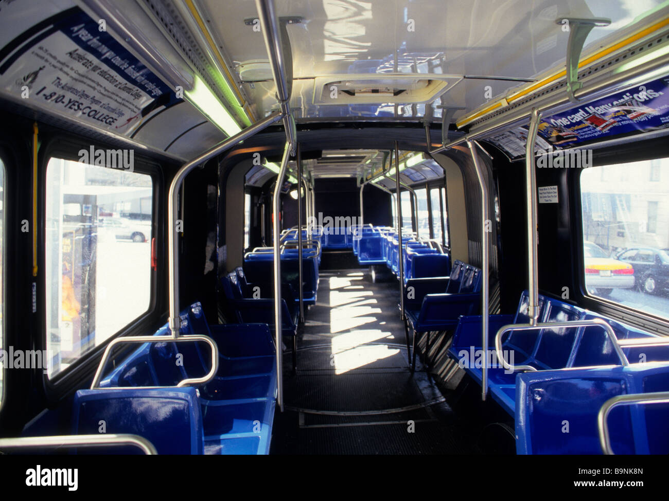 Autobus vuoto all'interno di New York City. Trasporto pubblico con MTA o Metropolitan Transit Authority di New York USA Foto Stock