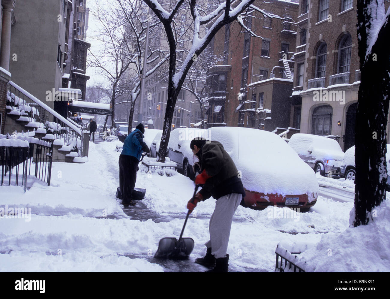 New York City Upper East Side Manhattan quartiere residenziale scavando fuori dalla nevicata pesante NYC USA Foto Stock