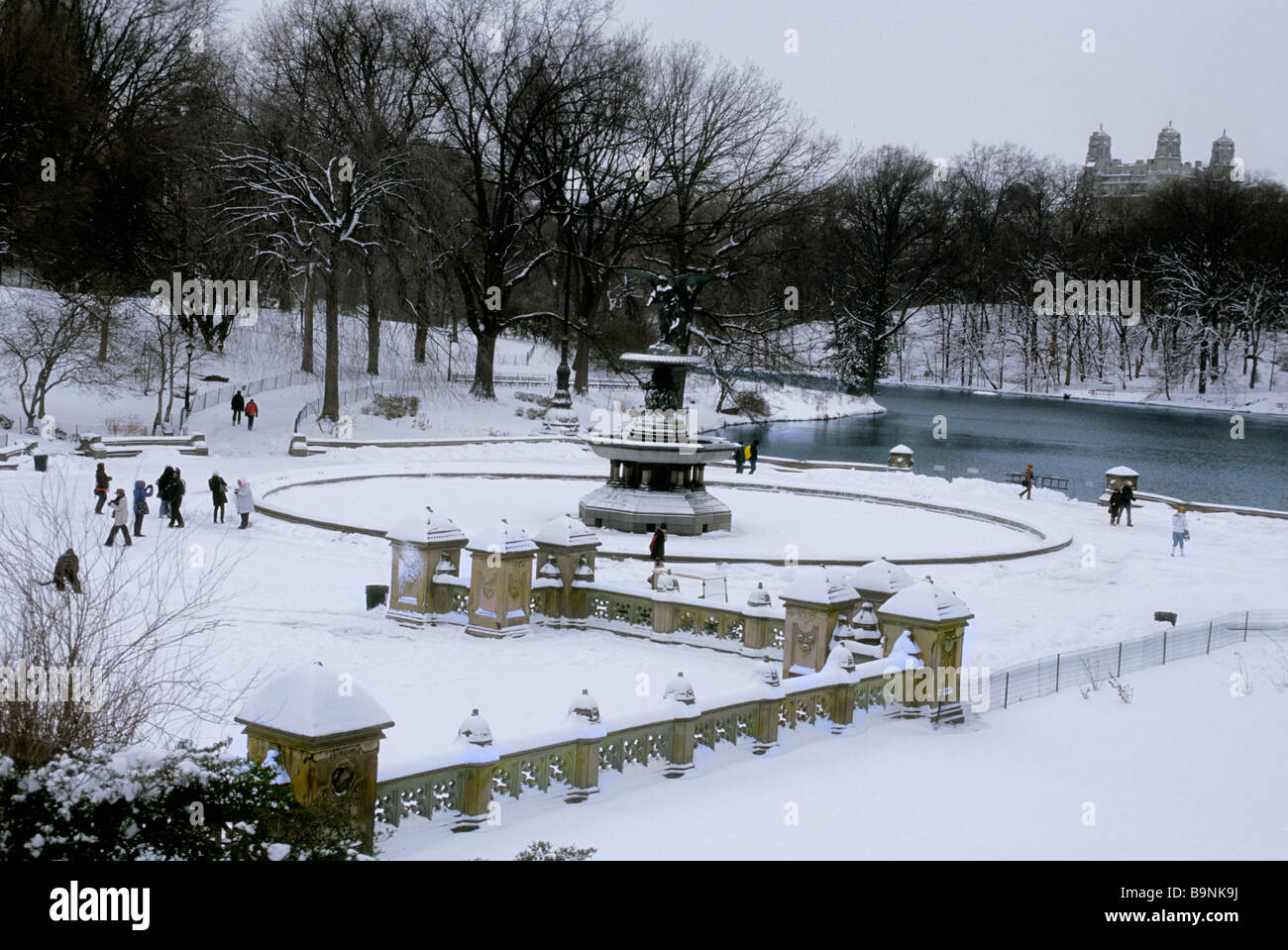 USA New York City Central Park Bethesda Fountain in una tempesta di neve. Vista dall'alto della terrazza e gruppi di persone nel parco. Foto Stock