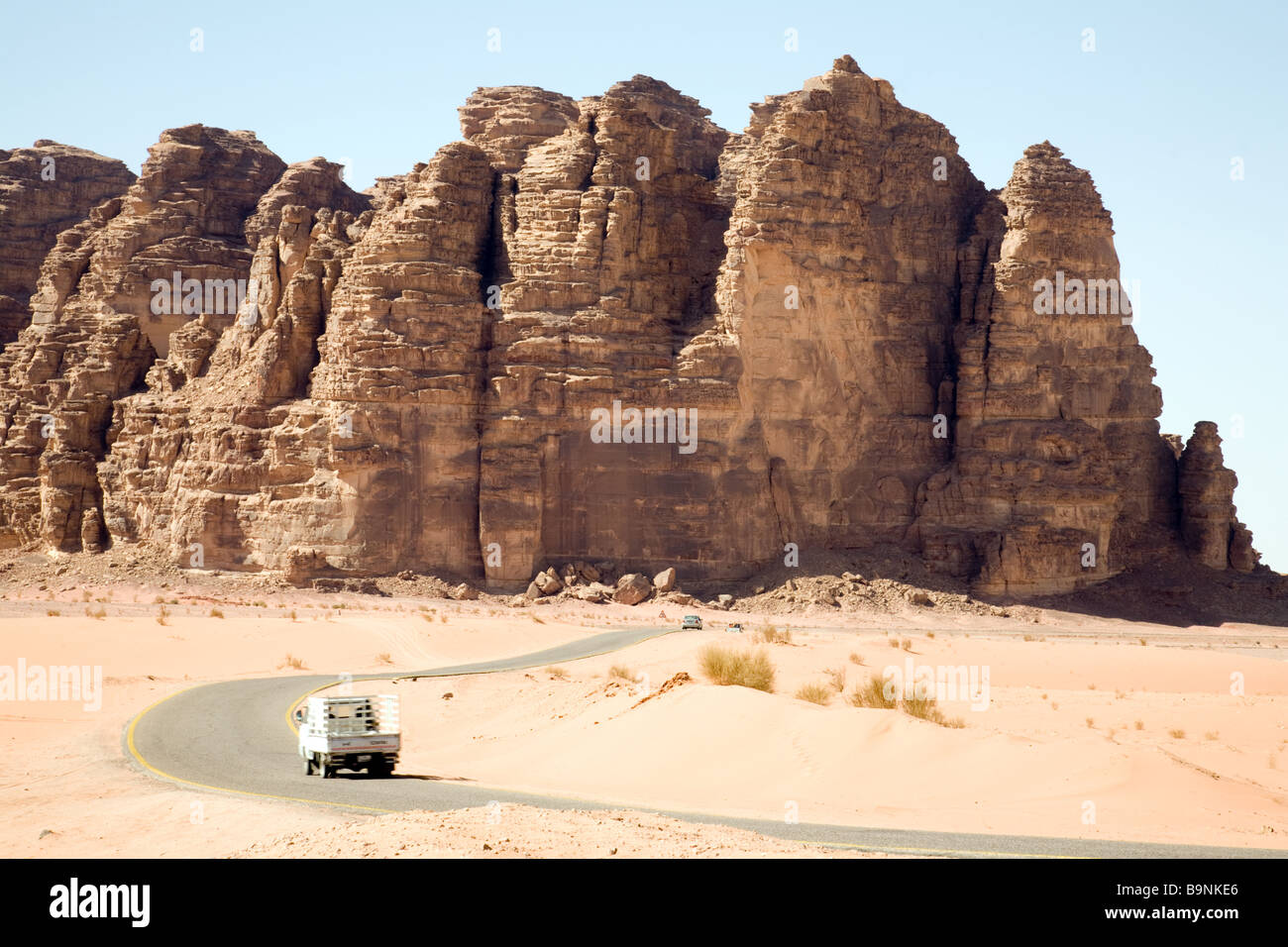 Auto guidando lungo una strada attraverso il deserto, Wadi Rum Giordania Foto Stock
