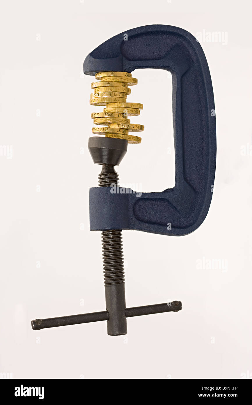 Morsetto a G la spremitura di fuori di equilibrio UK pound monete Foto Stock