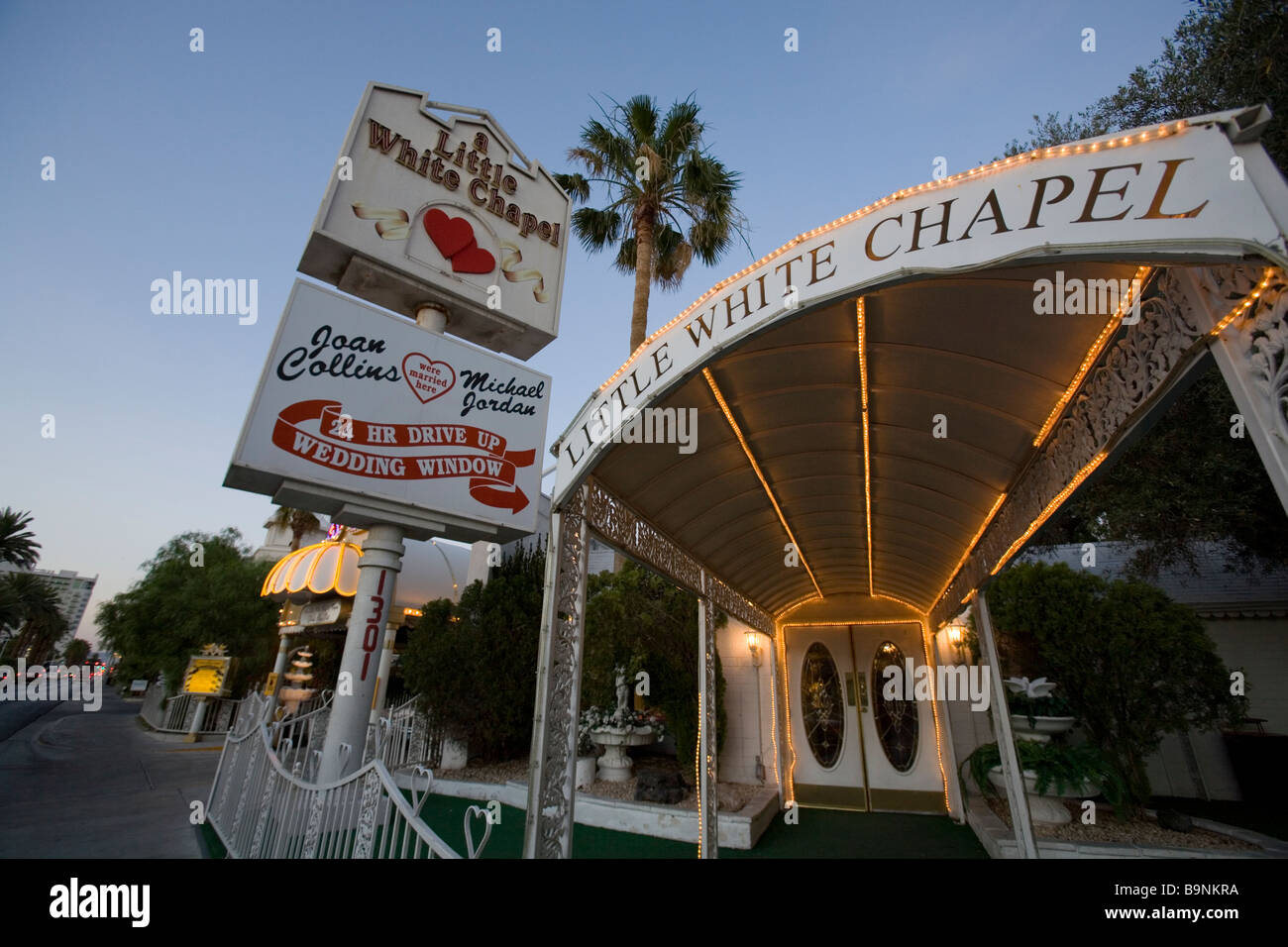 Il Little White Wedding Chapel in Las Vegas Nevada con un drive through corsia di nozze Foto Stock