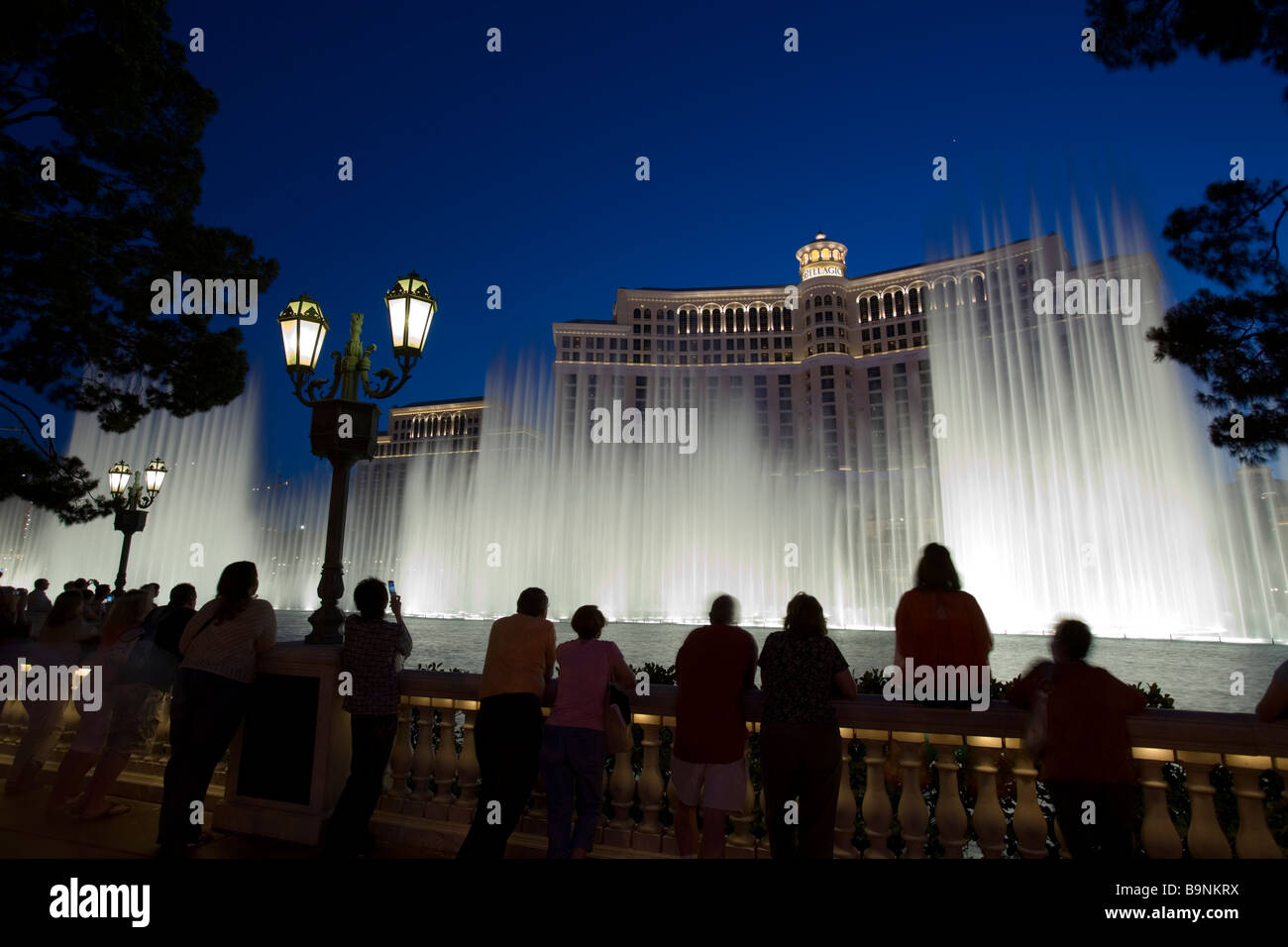 Fontana di acqua mostra di fronte al Bellagio e Cesari sulla Strip di Las Vegas Foto Stock