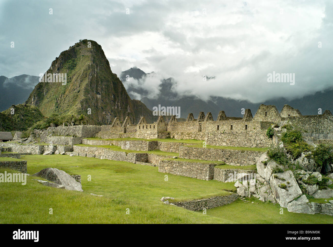 Il Perù MACHU PICCHU visualizzazione classica del Machu Picchu dal settore residenziale con Huayna Picchu in background Foto Stock