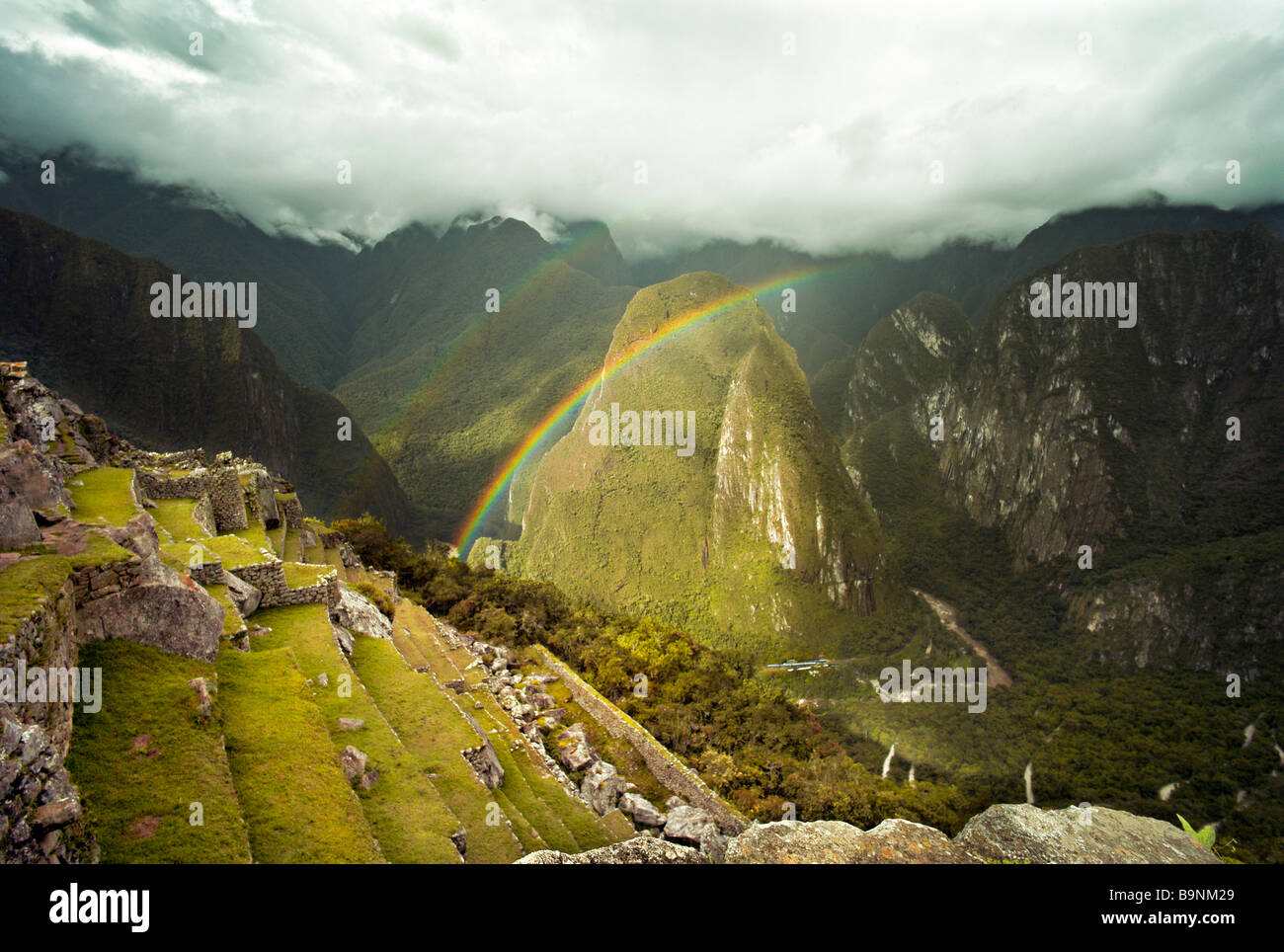 Il Perù MACHU PICCHU arcobaleni doppia oltre le antiche terrazze Inca di Machu Picchu Foto Stock