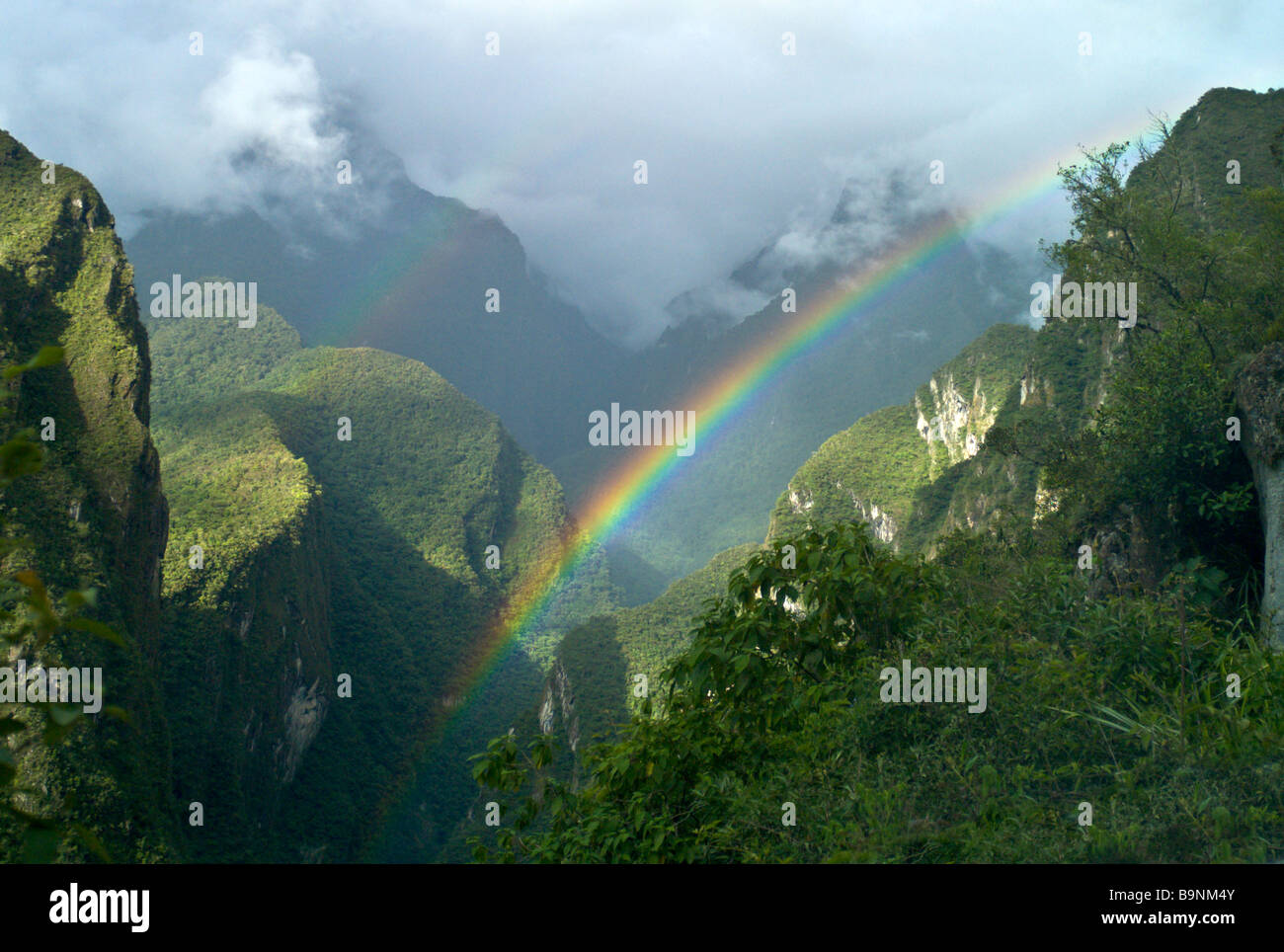 Il Perù MACHU PICCHU arcobaleni doppia oltre Machu Picchu con fiume Urubamba e la valle sottostante Foto Stock
