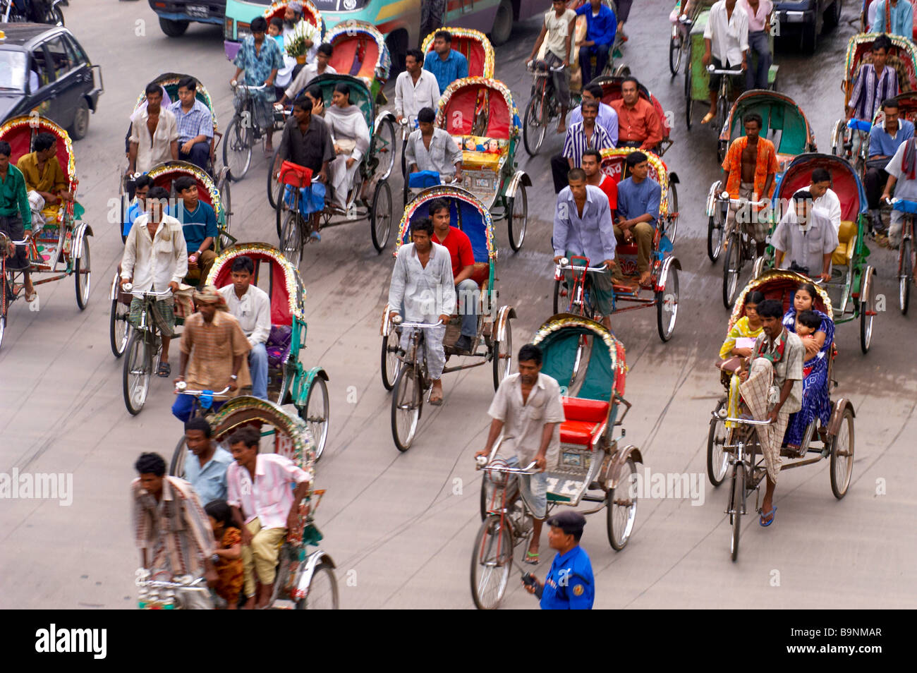In rickshaw bicicletta duro lavoro il traffico Foto Stock