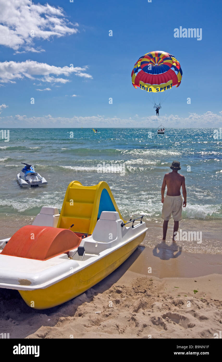 Sulla spiaggia di Albena Bulgaria con jetski pedalo windsurf e parasailing Foto Stock