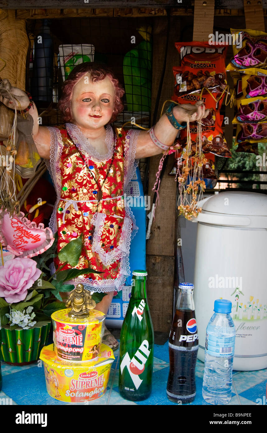 La figura di 'Santo Nino' in un chiosco a Manila. 'Santo Nino' è il santo patrono di diverse città delle Filippine e di Manila è tondo Foto Stock