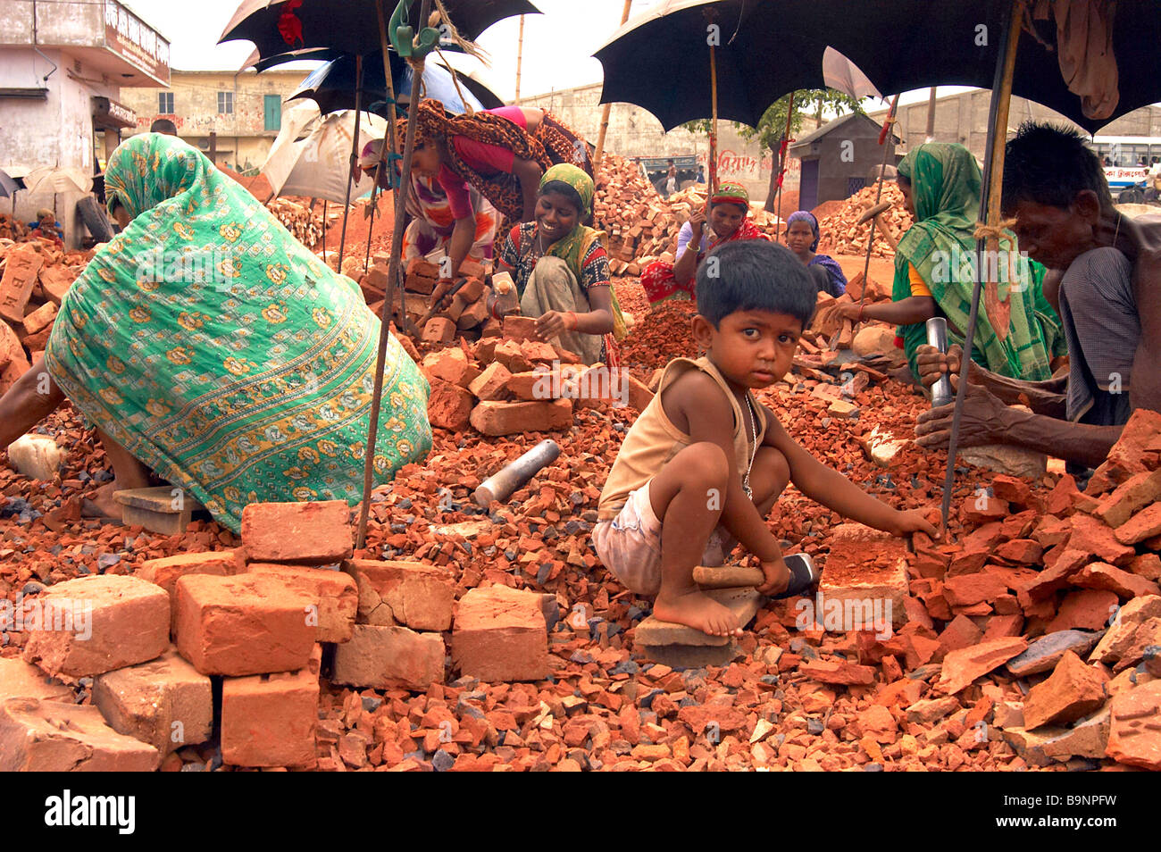 Pietra di interruttore di interruzione del lavoro minorile asia poveri economici delle risorse naturali abuso bangladesh povertà la gente lotta ragazzo di sopravvivenza Foto Stock
