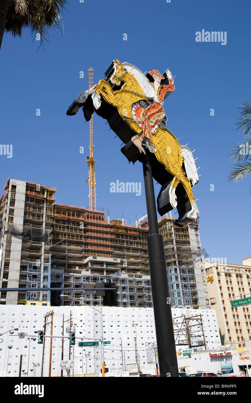Un vecchio casino segno davanti di un nuovo edificio in Las Vegas Nevada Foto Stock