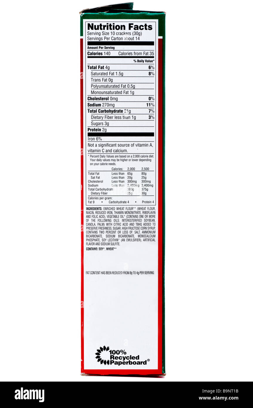 Una etichetta nutrizionale su una scatola di cracker su sfondo bianco Foto Stock