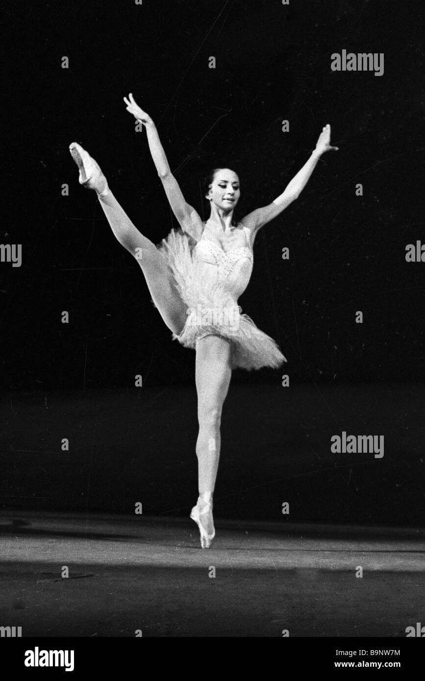 Ballerina Natalia Bessmertnova come Masha in una scena di Pyotr Tchaikovsky  s ballet lo schiaccianoci in scena al Bolshoi Foto stock - Alamy