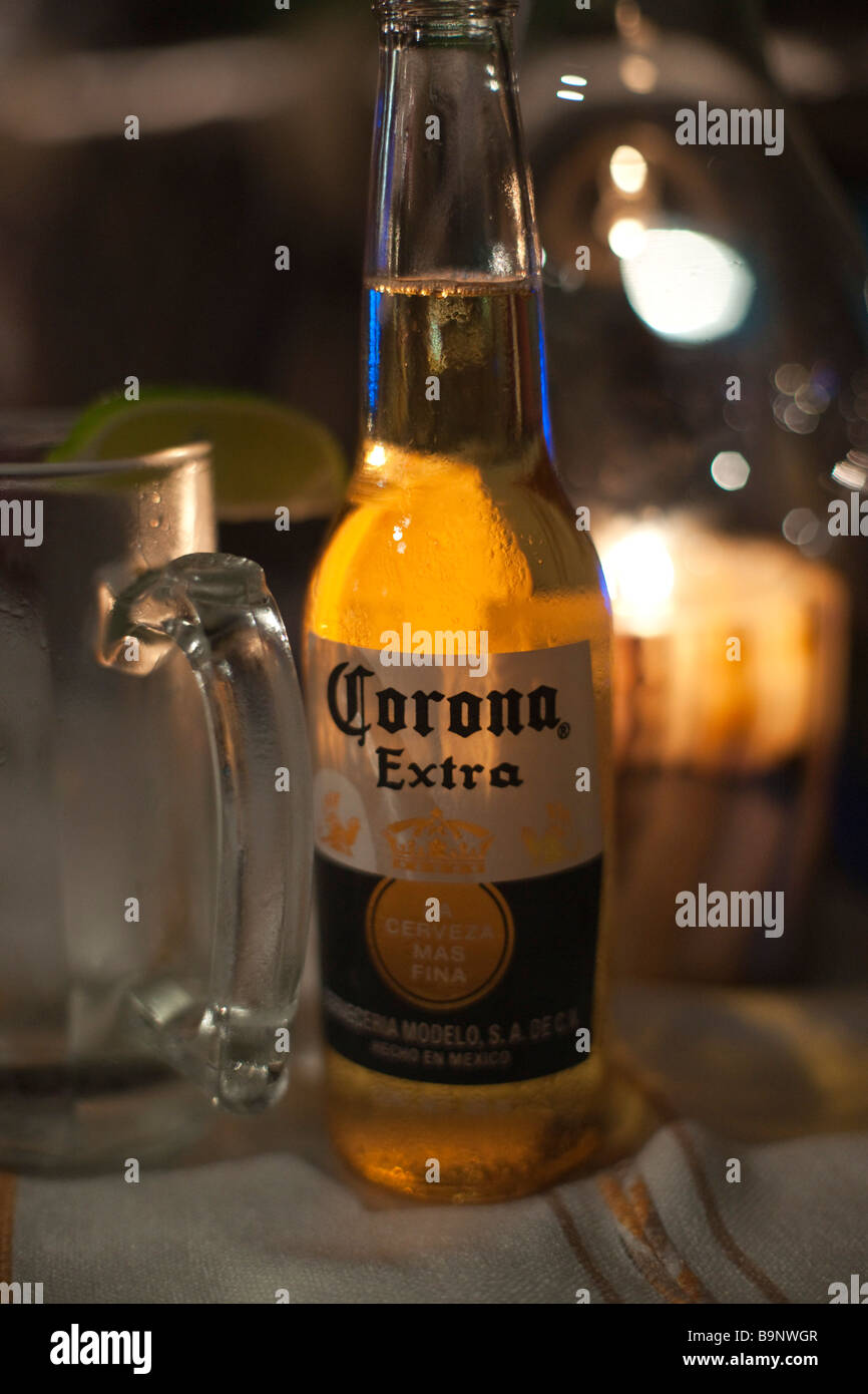 Yucatan Messico 2009 Corona Extra birra da candelight all'aperto durante la notte Foto Stock