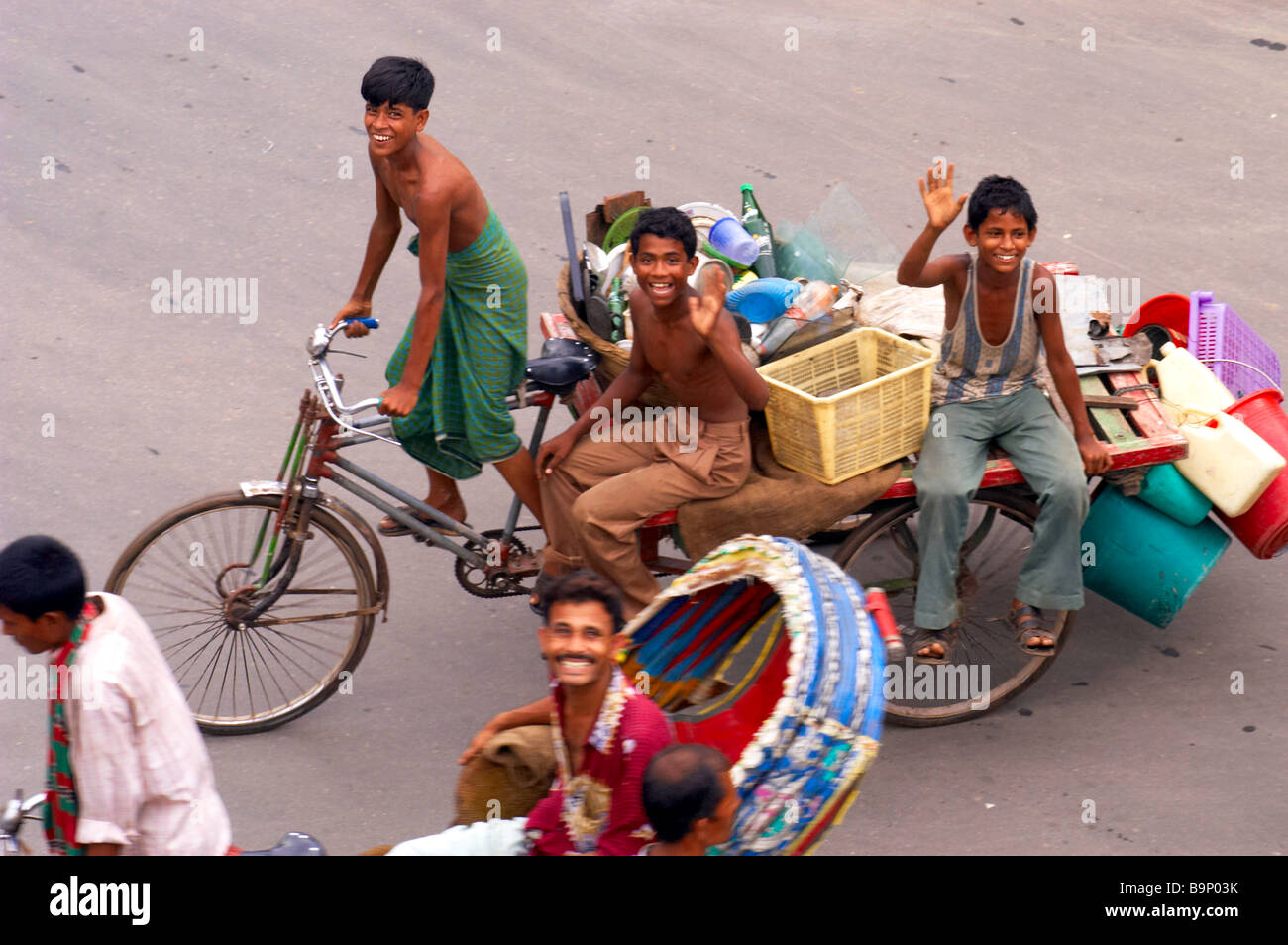 In rickshaw bicicletta duro lavoro lavoro minorile Foto Stock