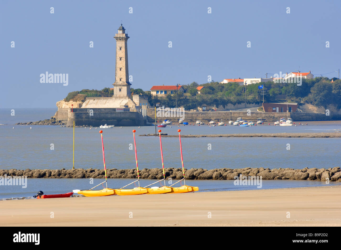 Francia, Charente Maritime, Saint Georges de Didonne faro e spiaggia Foto Stock