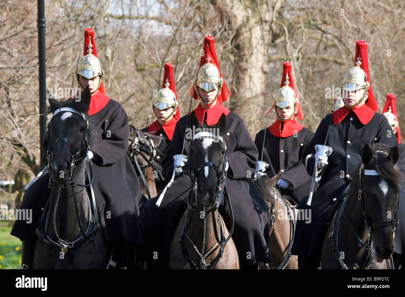 Cavalleria domestico corsa attraverso Hyde Park, Londra Foto Stock