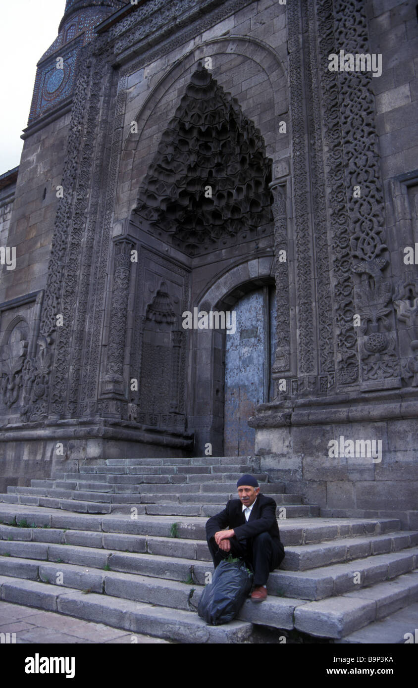 Bagno turco uomo seduto sui gradini della moschea di Seljuk Erzurum Turchia orientale Foto Stock