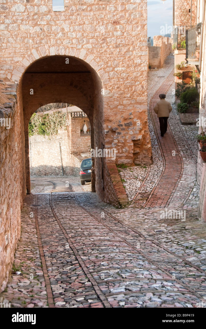 L antica porta romana di Venere o Venere con la facciata 12 Torri di Properzio nella cittadina umbra di Spello Foto Stock