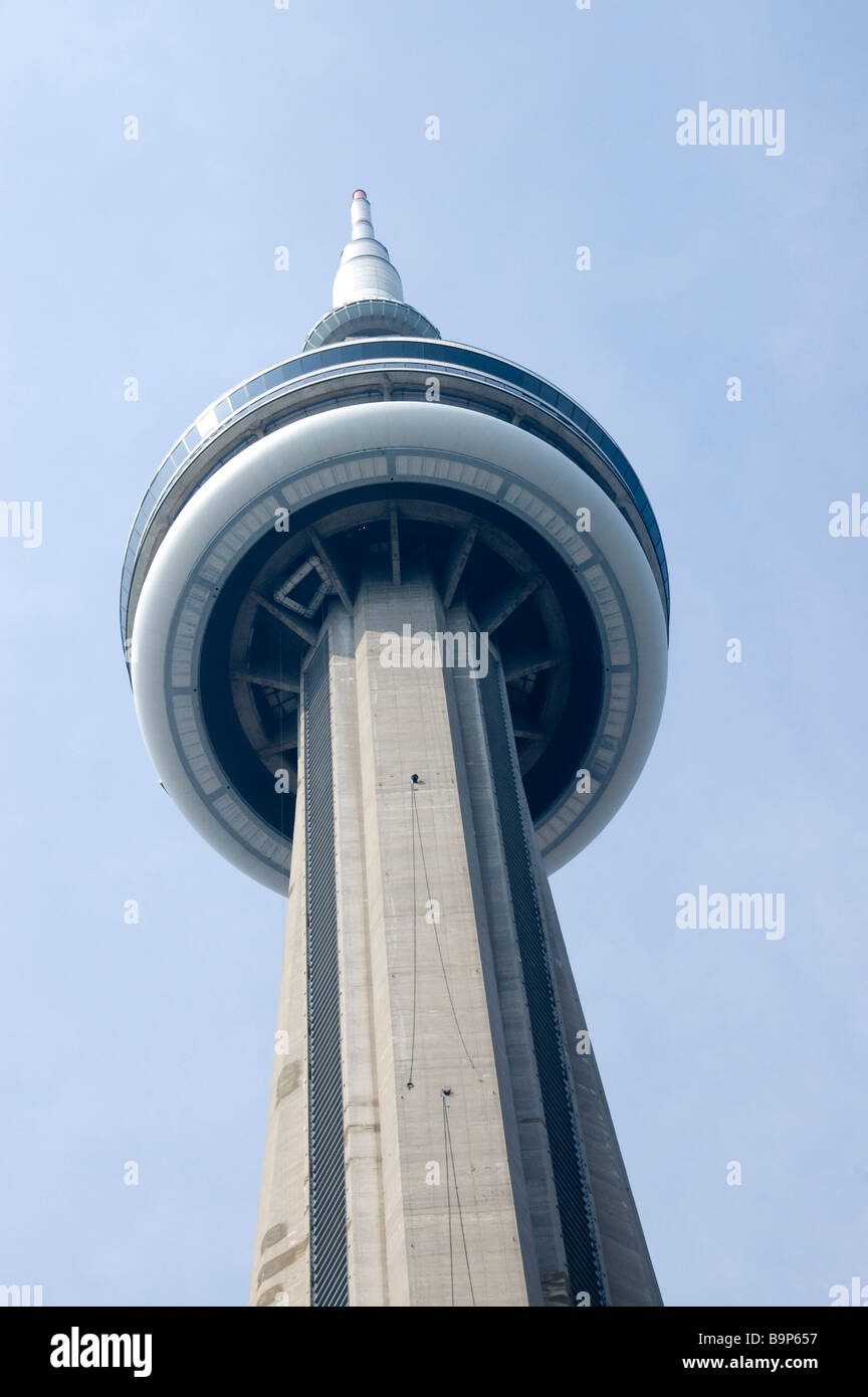 Guardando verso l'alto la CN Tower in Toronto Ontario Canada Foto Stock