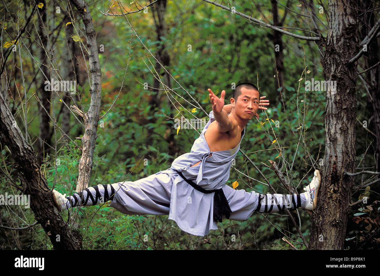 La Cina, nella provincia di Henan, Shaolin Wushu, studente pratica di kung fu Foto Stock