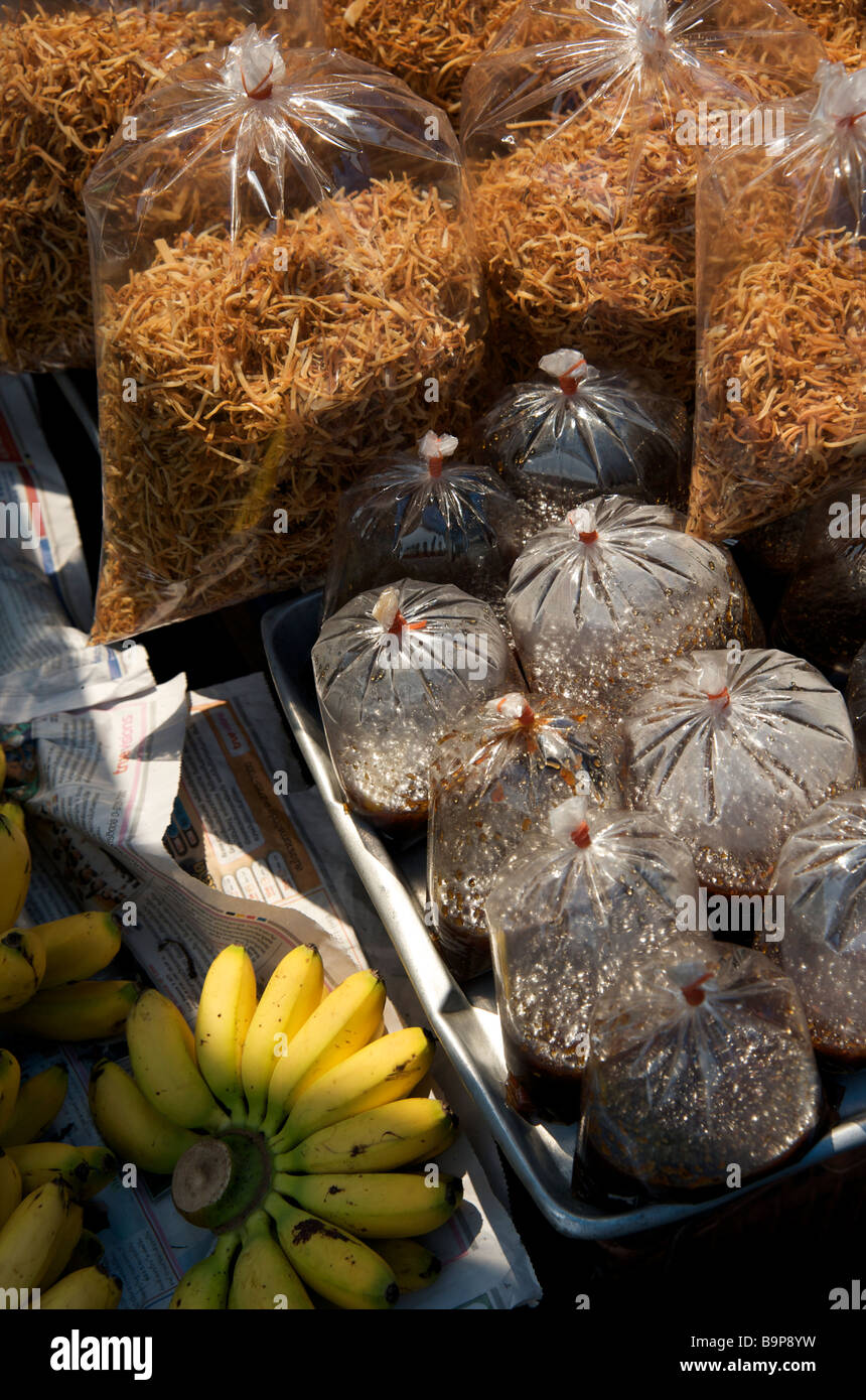 Una chiusura di salse & spezie in sacchetti di plastica pronto per pasti da asporto su una strada di Bangkok in stallo Foto Stock