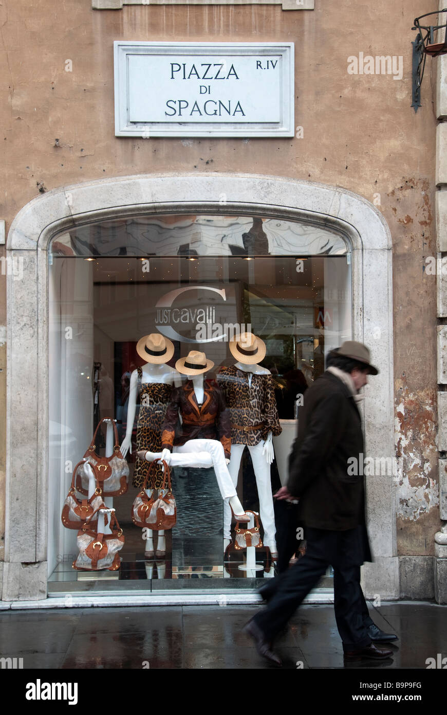 Uomo che indossa un cappello passeggiate passato Roberto Cavalli shop in  Piazza di Spagna Roma Foto stock - Alamy