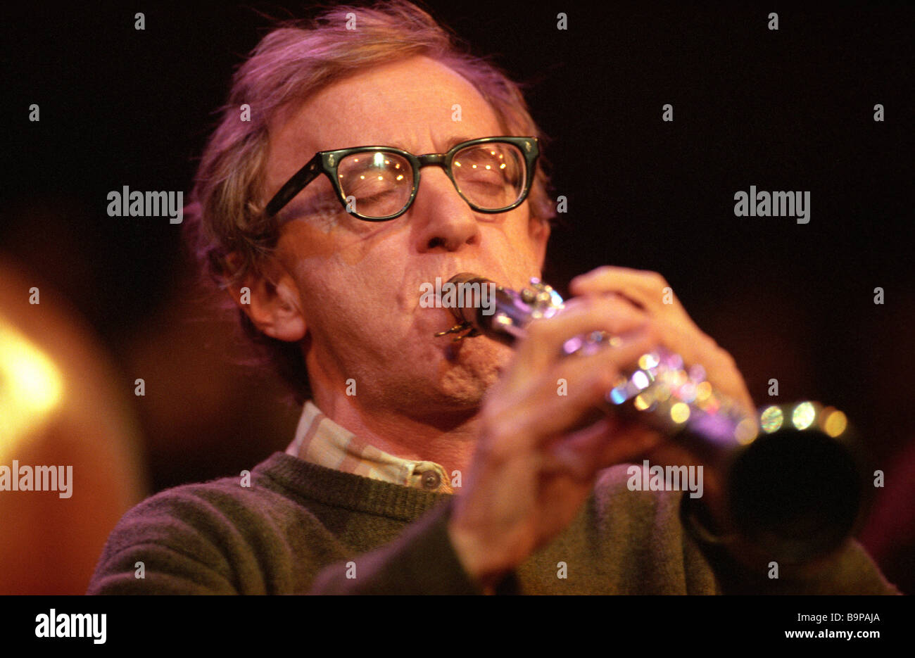 Film del regista Woody Allen gioca il clarinetto con la sua New Orleans jazz band presso la Royal Festival Hall di Londra UK nel 1996 Foto Stock