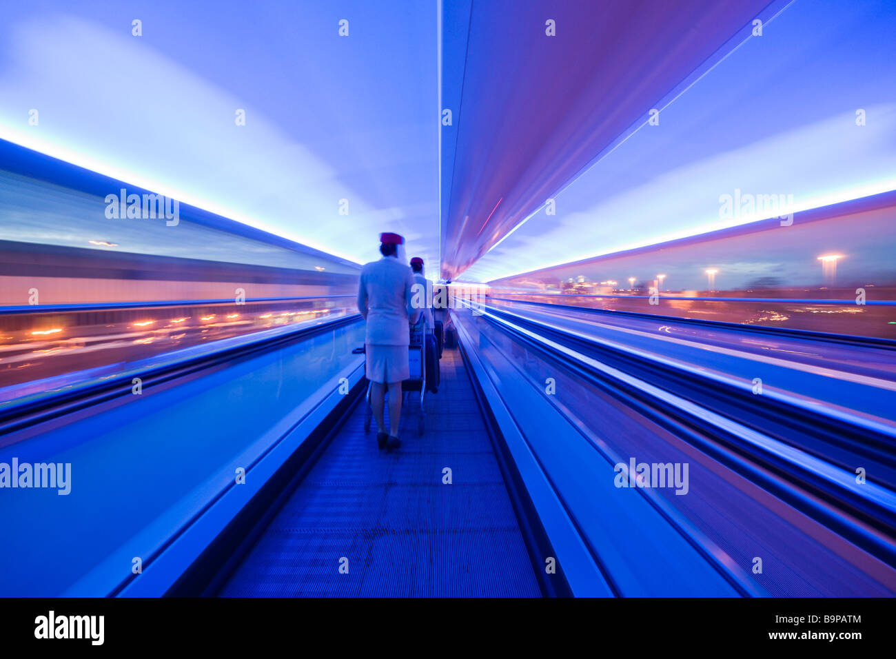 Aeroporto di Manchester Regno Unito la connessione di passeggero passerelle con i marciapiedi mobili di notte air hostess Foto Stock