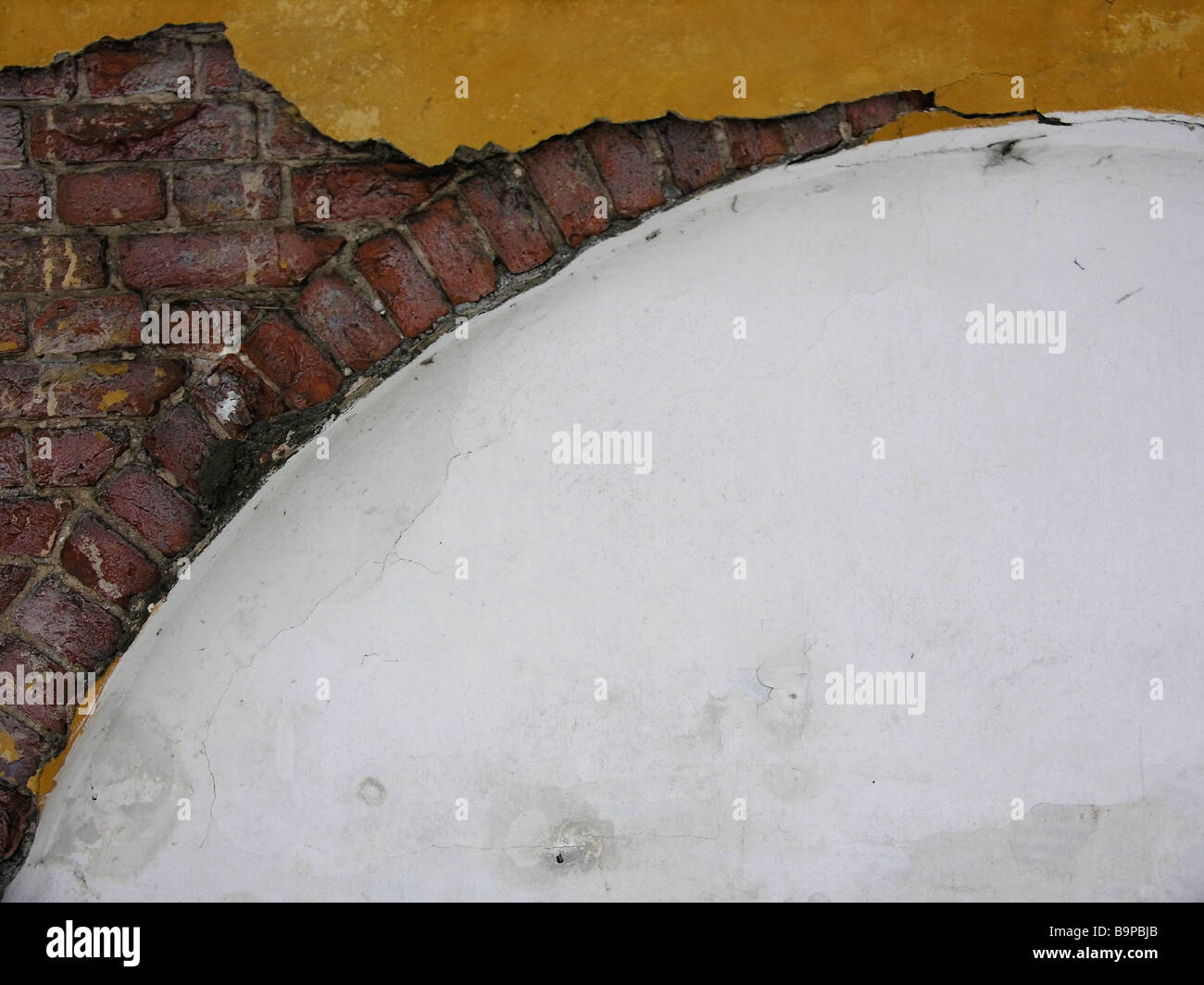 Il vecchio muro di mattoni ad arco. Foto Stock