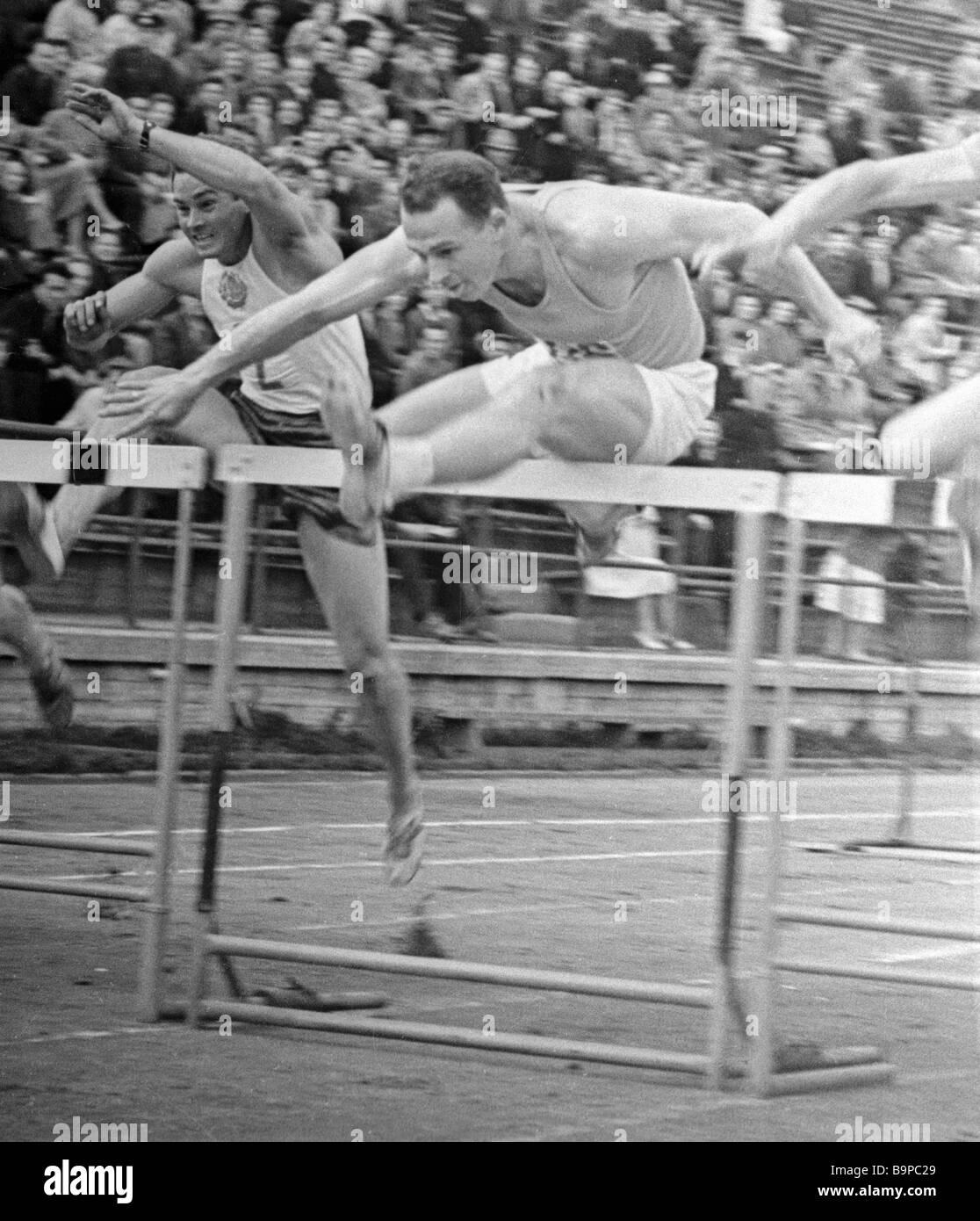 Atleta Anatoly Mikhailov in corrispondenza di una corsa ad ostacoli Foto  stock - Alamy