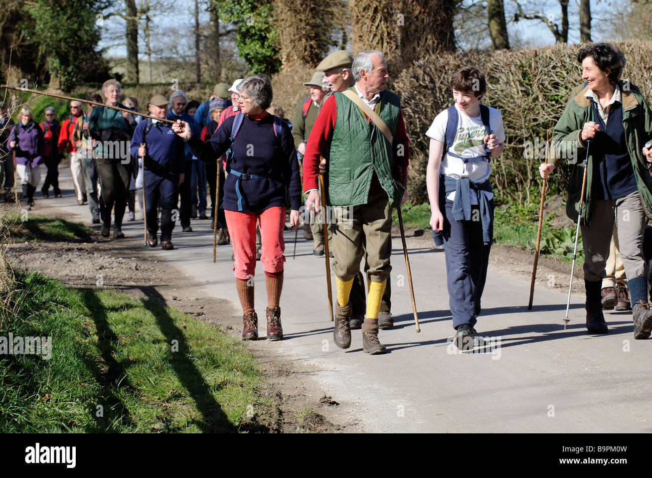 Gruppo di escursionisti su una campagna di Dorset lane a Shillingstone Southern England Regno Unito Foto Stock