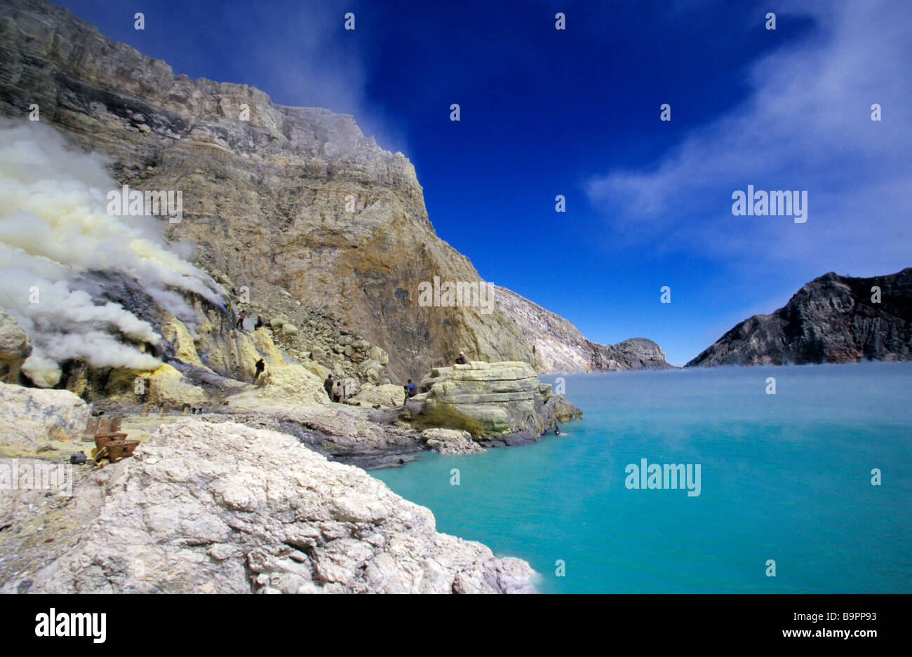 Indonesia, Java, Kawah Ijen Cratere, lago acido e l estrazione dello zolfo Foto Stock