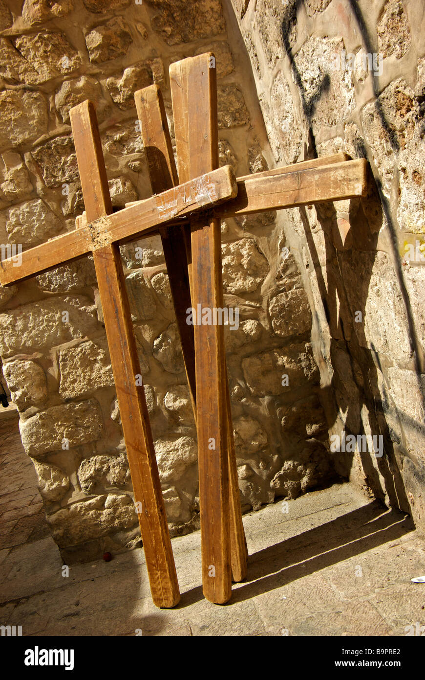 Grandi croci di legno appoggiata contro la parete la chiesa del Santo Sepolcro in Gerusalemme vecchia Foto Stock