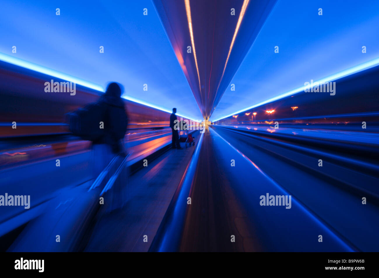 Aeroporto di Manchester Regno Unito la connessione di passeggero passerelle con i marciapiedi mobili di notte Foto Stock