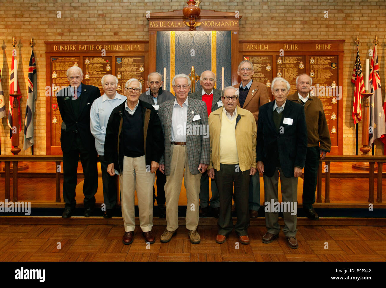 Il gruppo australiano di veterani di guerra visita la cappella di RAF, Biggin Hill, Bromley, Londra, Kent, Inghilterra, Regno Unito. Foto Stock