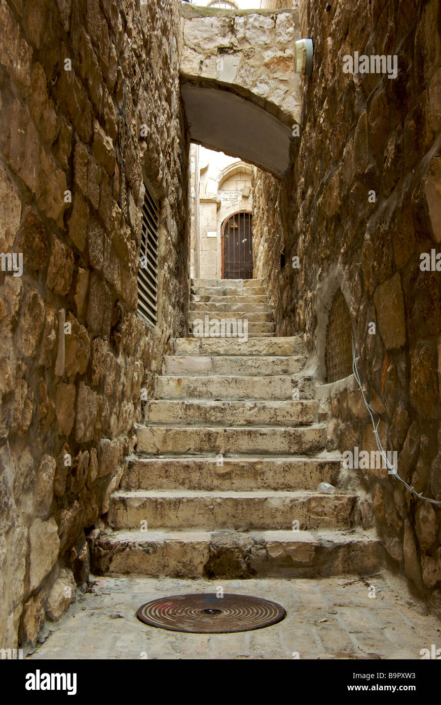 Stretta scalinata in pietra via di passaggio che conduce a residenze nel quartiere arabo di vecchia città di Gerusalemme Foto Stock