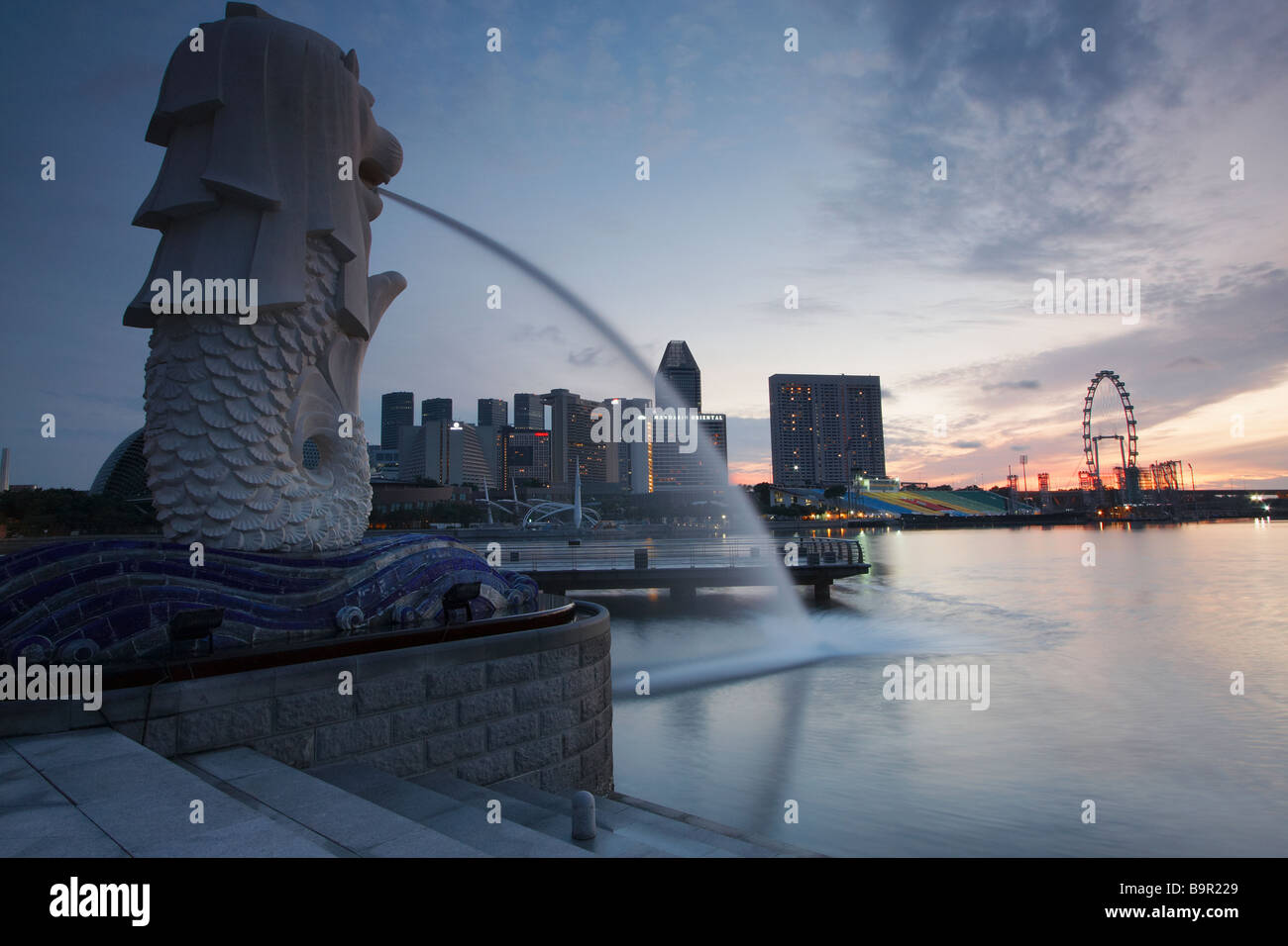 Statua Merlion e Singapore Flyer all'alba, Singapore Foto Stock