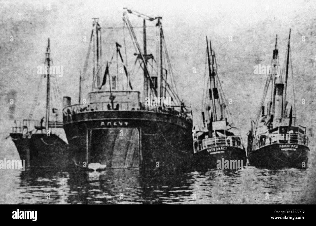 Le navi della prima squadriglia di caccia alle balene Aleut Foto Stock