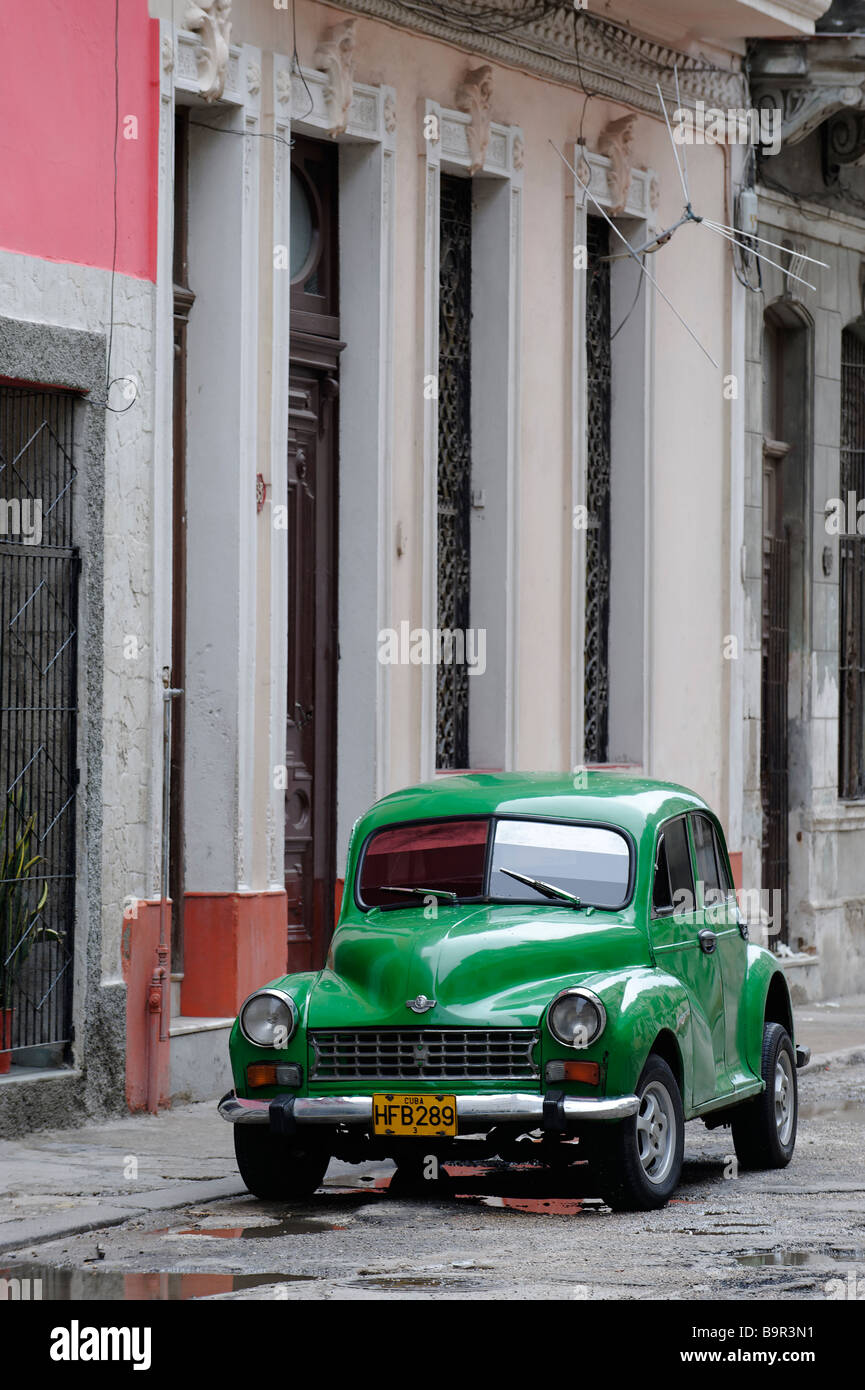 Green classic car American automobile in una vecchia Havana street Foto Stock