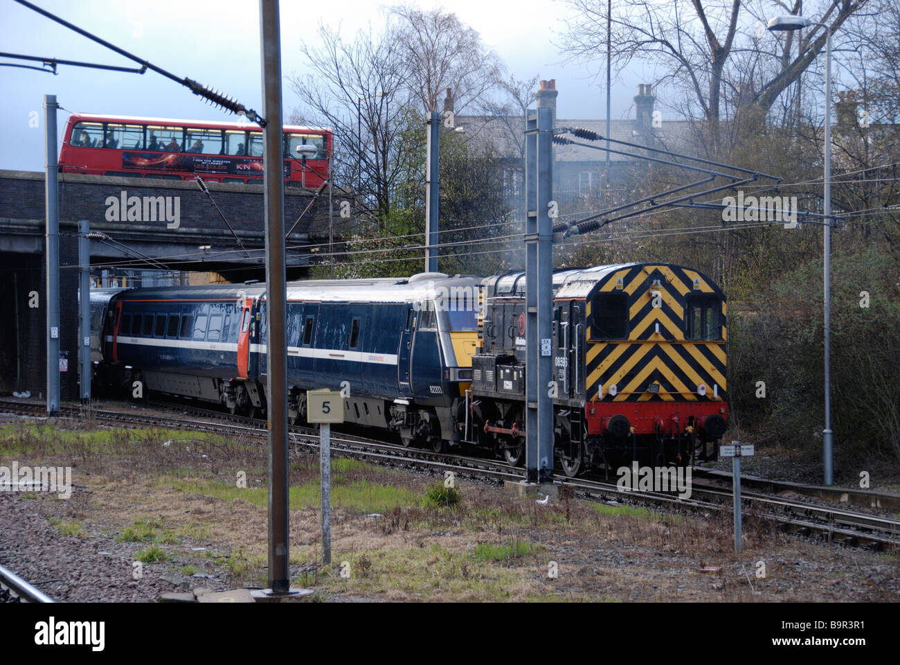 08 deviatore trae fuori classe 91 loco & treno a Alexandra Palace Station Foto Stock