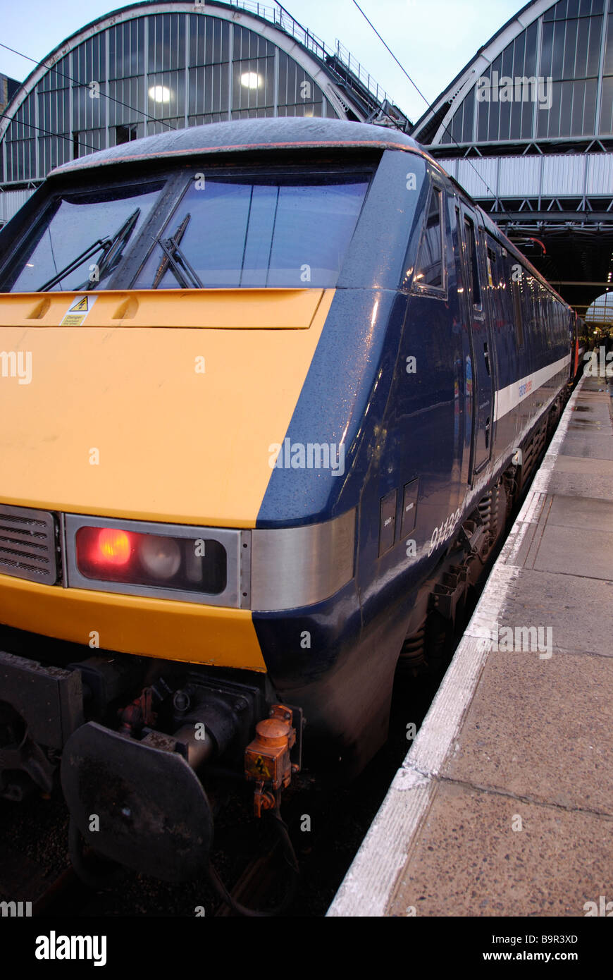Classe 91 locomotore & treno circa per lasciare la stazione di Kings Cross Londra Foto Stock