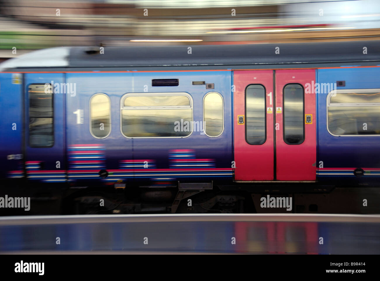 La prima capitale collegare il treno in partenza dalla stazione Kings Cross Londra Foto Stock