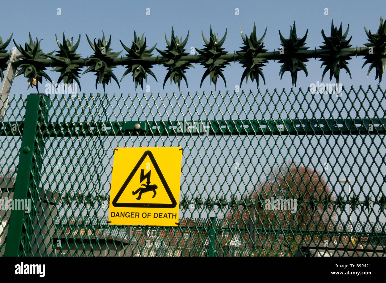 Recinzione di sicurezza e di un cartello di segnalazione sull'elettricità sub-stazione. Segno legge pericolo di morte. Foto Stock